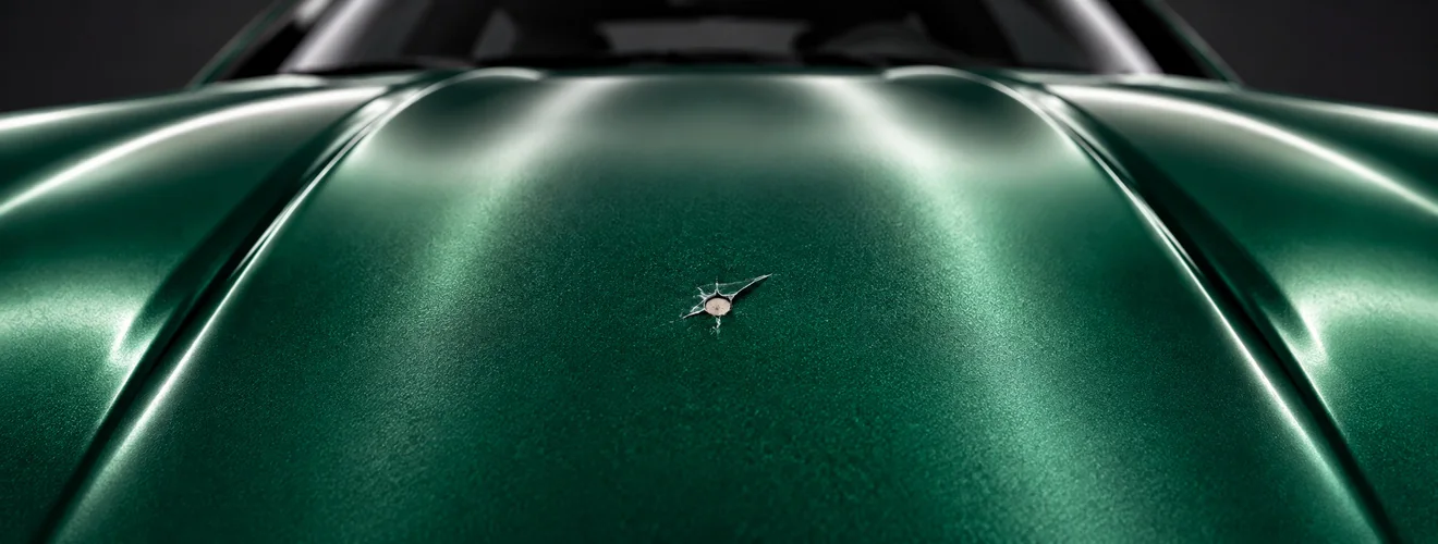 Close-up: Stone chip, Hood · front edge