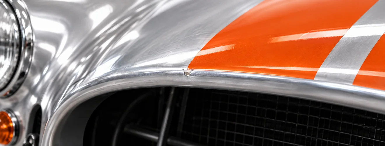 Close-up: Stone chip, Bonnet · front edge