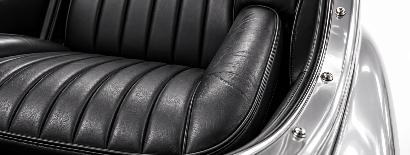Close-up: Seat patina, Driver seat · outer bolster