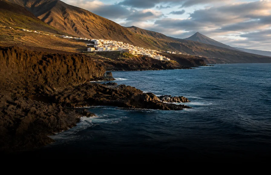 A volcanic ridge above a sea of cloud, Canaries