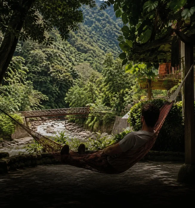 11:00 — an empty bench above the valley